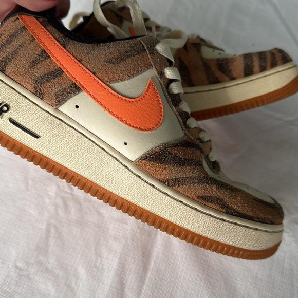 2021 Nike Air Force 1 ’07 DAKTARI – TIGER STRIPES’ coconut milk/atomic orange - Picture 8 of 9